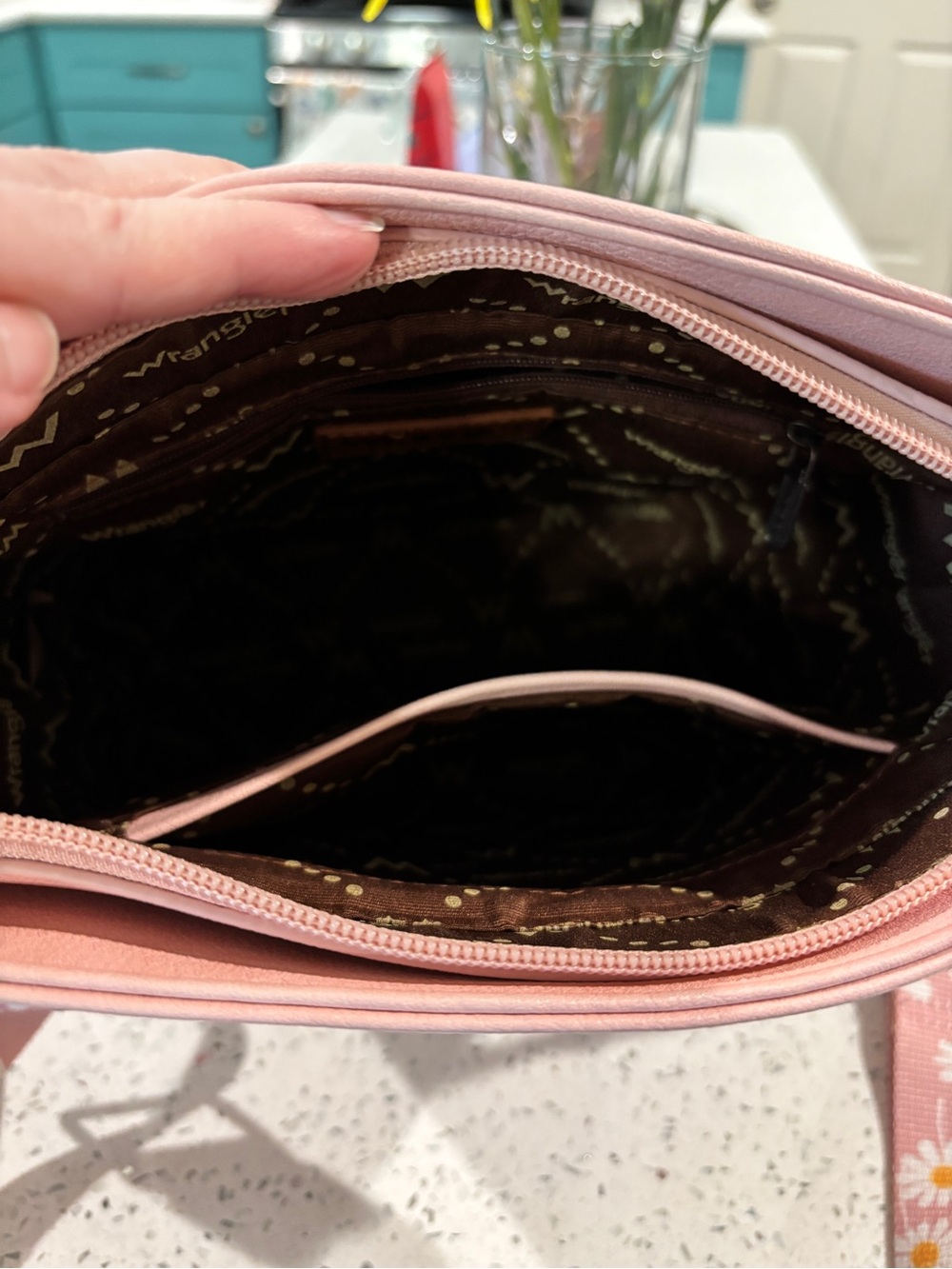 LOWEST Wrangler Blush Pink Daisy Crossbody Bag - Picture 5 of 8